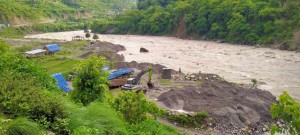 नलगाडको बैरीतालमा अबैध ढंगले बालुवा निकाल्दा स्थानीयको घर र जग्गा जोखिममा