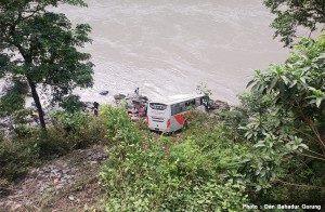 नेपालगञ्जबाट काठमाडौं आउँदै गरेको बस कारसँग ठोक्किएर त्रिशूली किनारमा खस्यो